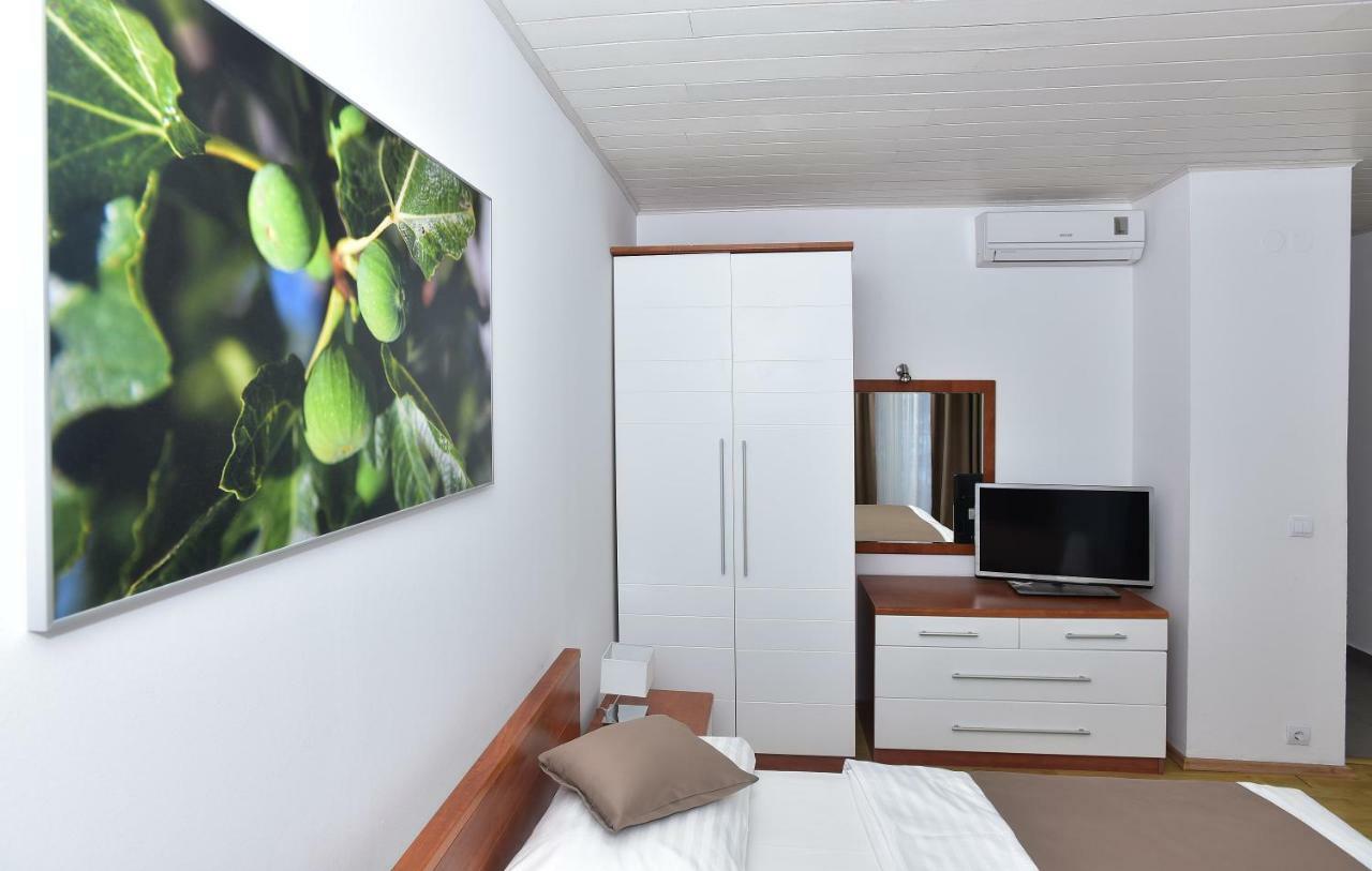 Villa Dalmatia Apartments Брела Екстериор снимка